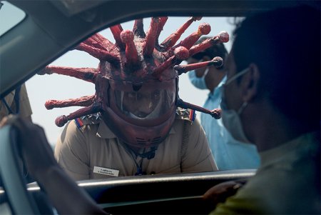 Полицейский в Индии одел коронавирусный шлем, чтобы пугать людей, которые отказываются оставаться дома