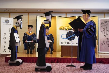 Японский Университет Нашел Гениальное решение для своей выпускной церемонии во время пандемии коронавируса