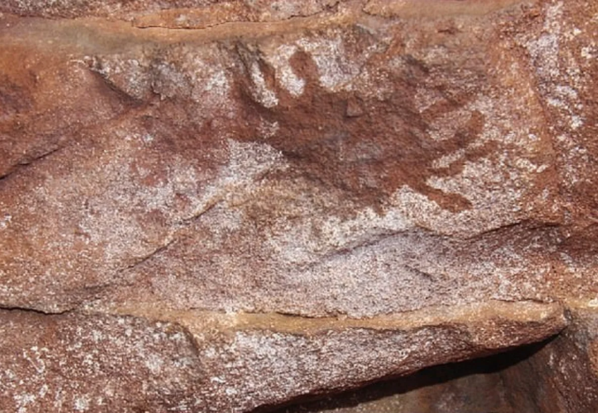 Исследователи заявили, что наскальные рисунки в пещерах Австралии сделаны детьми с помощью воска