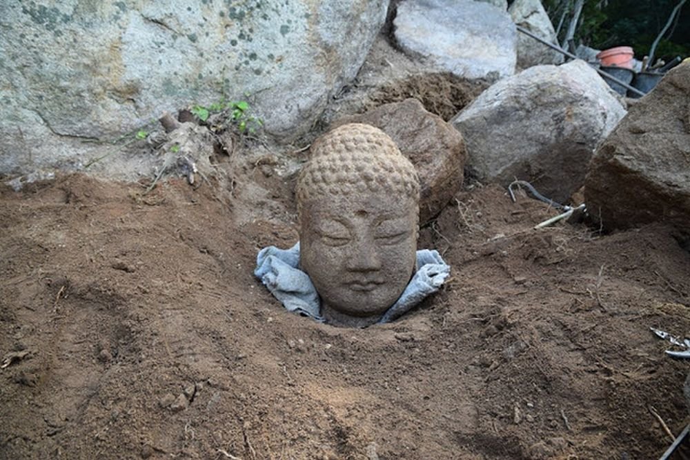 Статую Будды времен царства Силла раскопали в Южной Корее