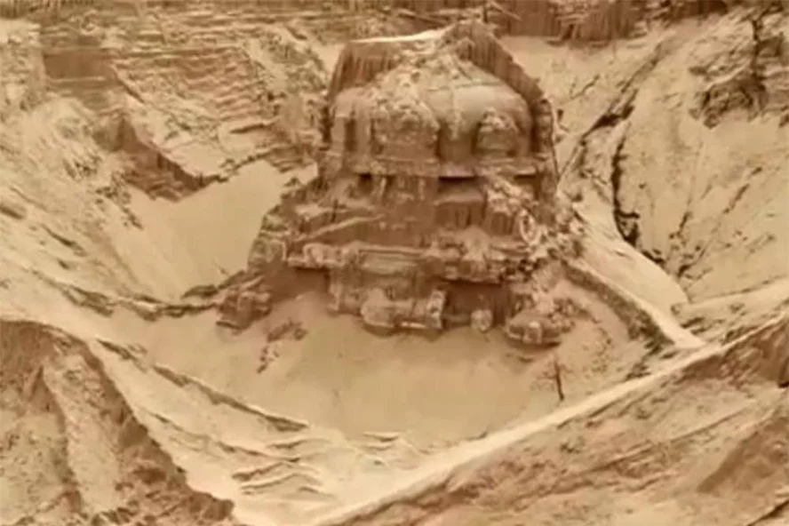 В Индии деревенские жители нашли и раскопали древний храм Шивы, который последние 80 лет находился под слоем песка.