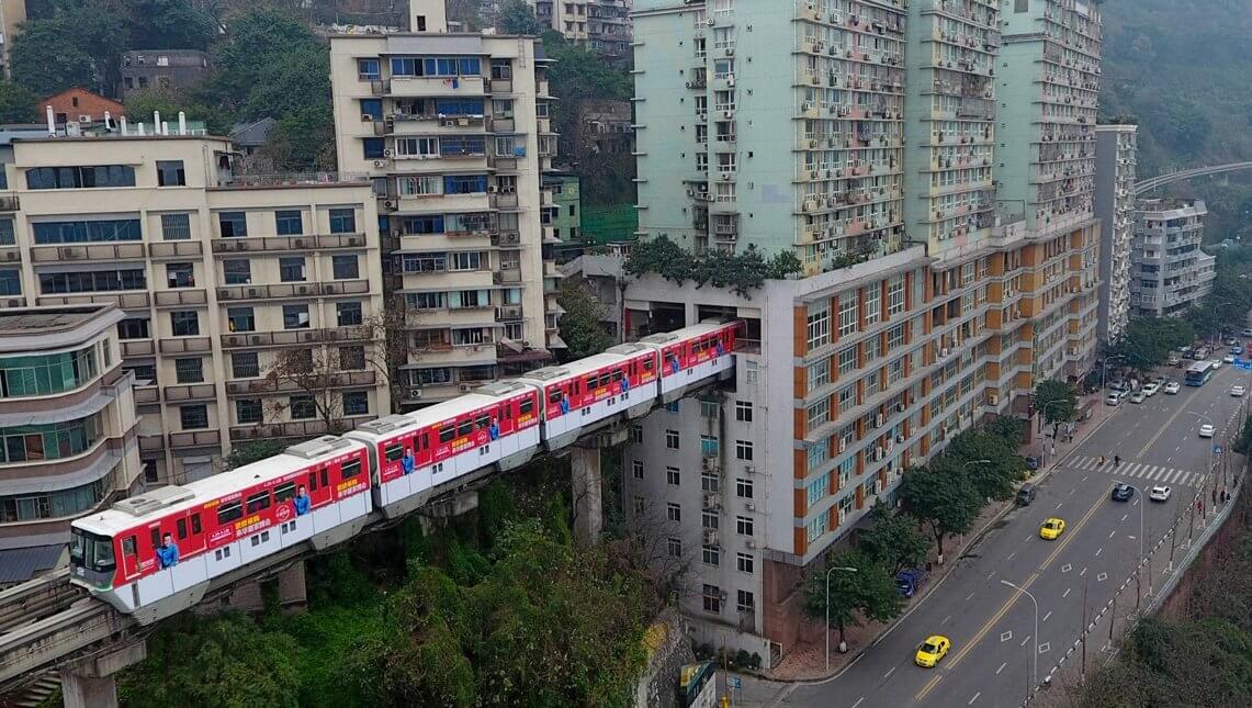 В Китае метро проложили сквозь жилую многоэтажку: как там можно жить?