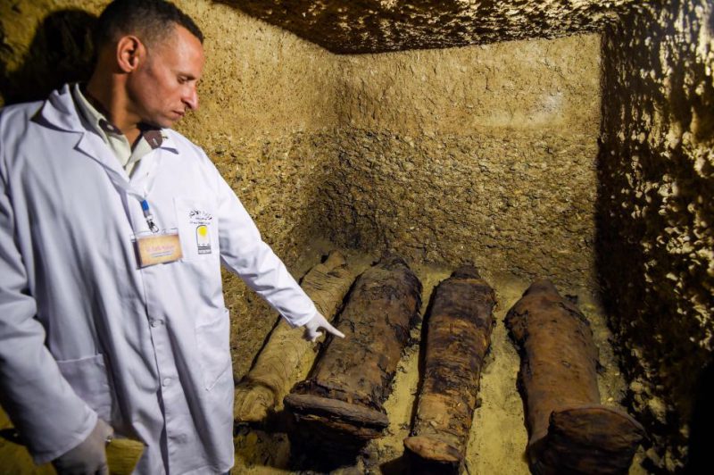 Более 50 мумий возрастом 2400 лет найдены возле Каира
